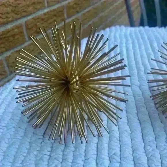 Gold Sea Urchin or Sunburst, Table Top approx. 4” tall and wide. - Picture 2 of 2